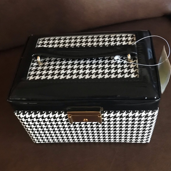 Jewelry - NWT Traveling Jewelry Case